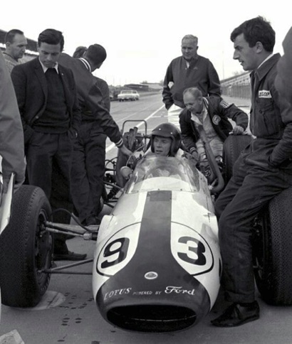 Jim en tenue de ville pendant les essais de Dan Gurney à Indianapolis